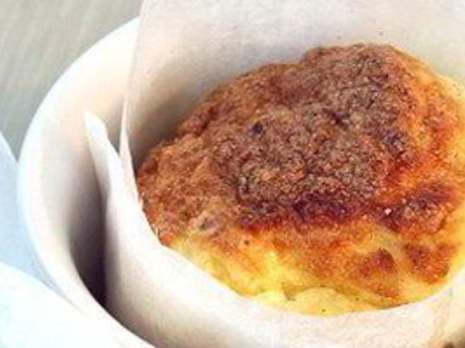 Рецепт сырного суфле с ветчиной в бумажном воротнике