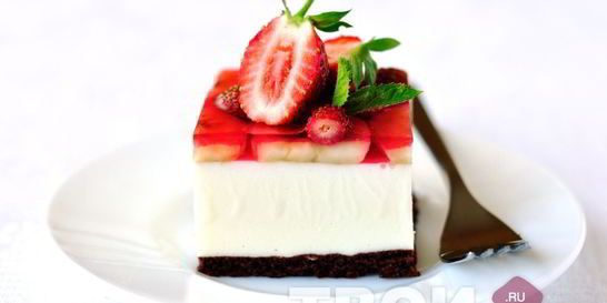 Торт-суфле с клубникой и бананами