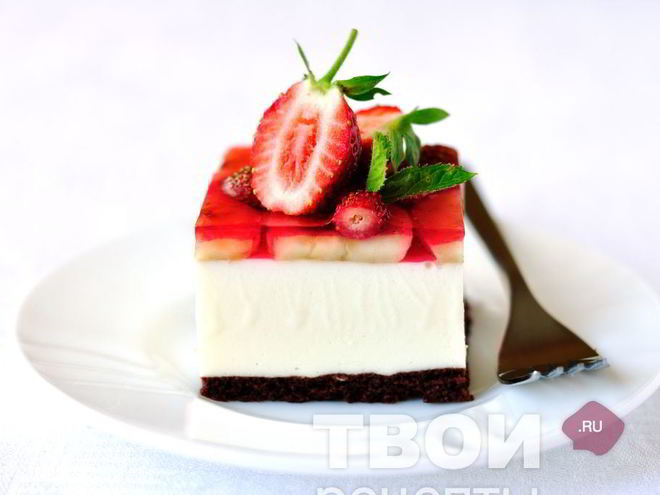 Рецепт торта-суфле с клубникой и бананами