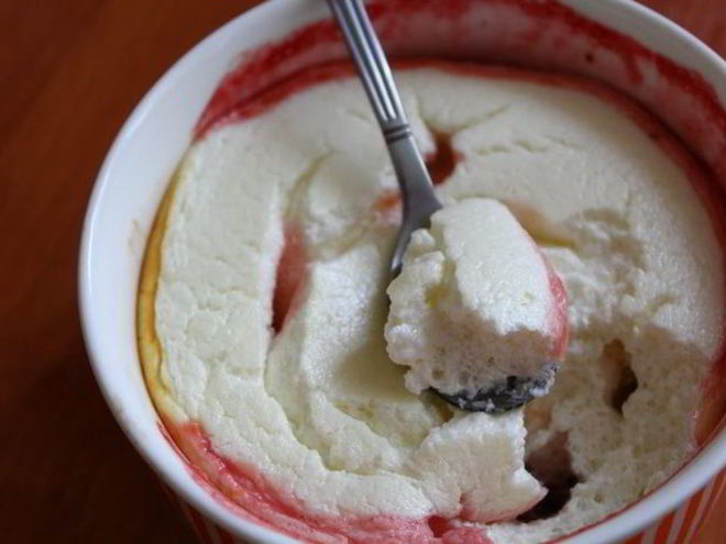 Рецепт творожного суфле на подушке из фруктов и ягод