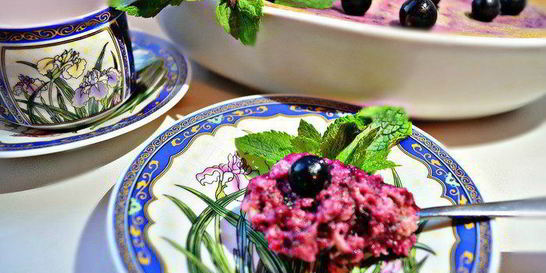 Творожное суфле с черной смородиной