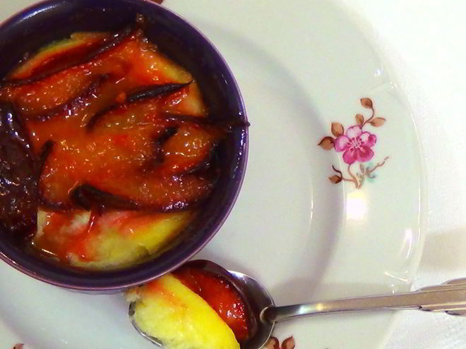 Рецепт творожного суфле со сливами