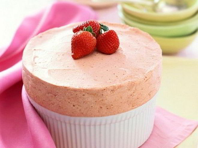 Рецепт воздушного суфле с ягодами и ванилью