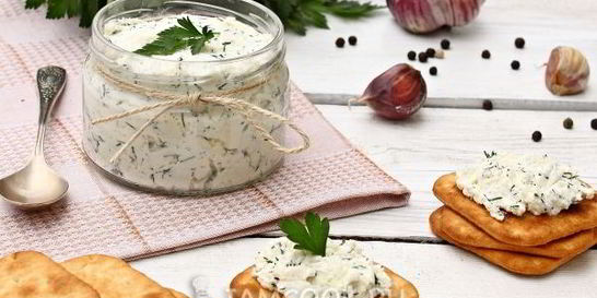 Творог с чесноком и зеленью