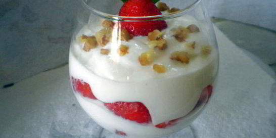 Творожной десерт с клубникой