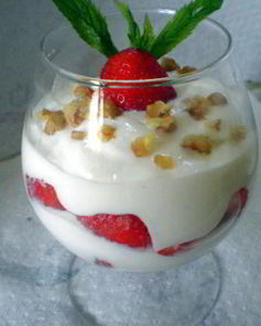 Творожной десерт с клубникой