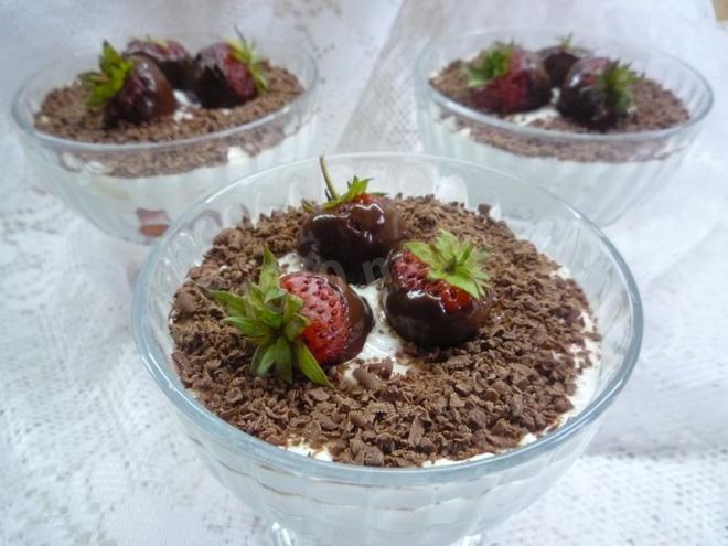 Рецепт творожного десерта с шоколадом, сливками и клубникой