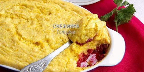 Воздушный пудинг из кукурузных палочек с малиной