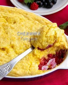 Воздушный пудинг из кукурузных палочек с малиной