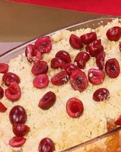 Яблочный крамбл с тростниковым сахаром и вишней