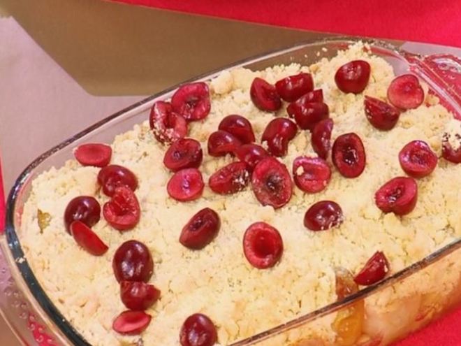 Рецепт яблочного крамбла с тростниковым сахаром и вишней