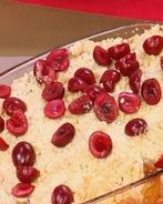 Яблочный крамбл с тростниковым сахаром и вишней