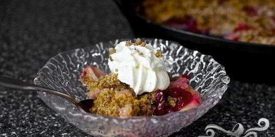 Запеченные груши с посыпкой из теста