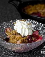 Запеченные груши с посыпкой из теста