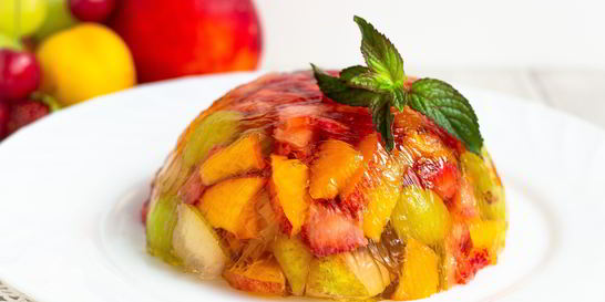 Желе из шампанского с фруктами и ягодами