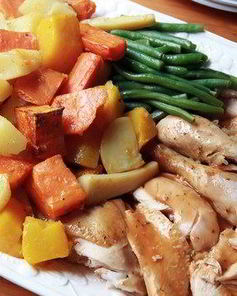 Гарнир из поджаренных в духовке картофеля, пастернака и моркови