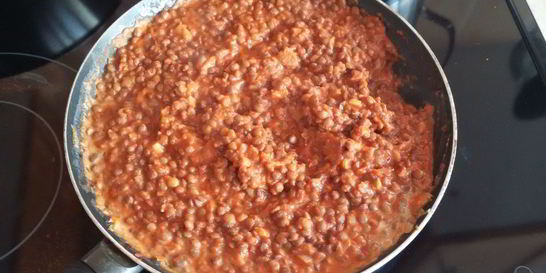 Чечевица с чесноком в томатном соусе