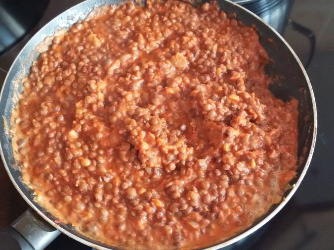 Рецепт чечевицы с чесноком в томатном соусе