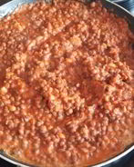 Чечевица с чесноком в томатном соусе