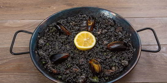 Черный рис с морепродуктами