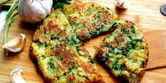 Чесночный картофель с зеленью петрушки