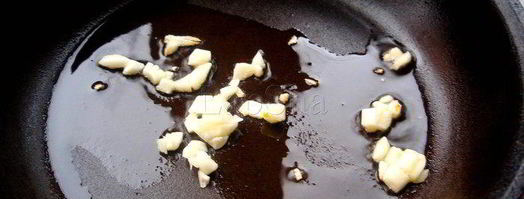 чесночный картофель с зеленью петрушки. Шаг 2