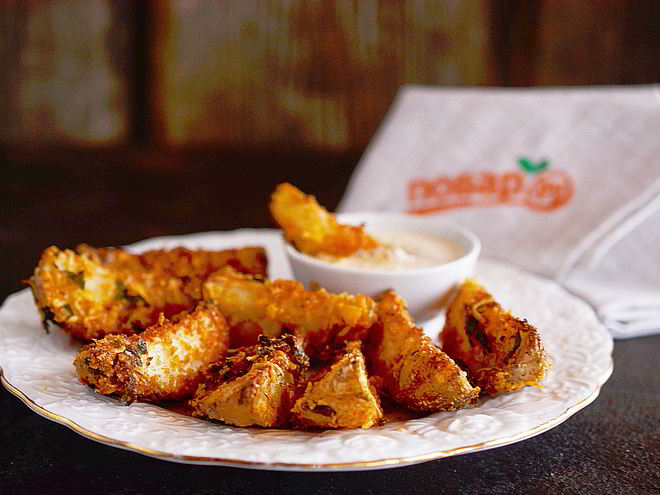 Рецепт деревенского картофеля под сырным соусом