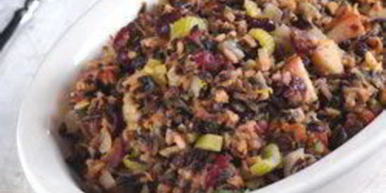 Дикий рис с яблоками, сельдереем и сухофруктами