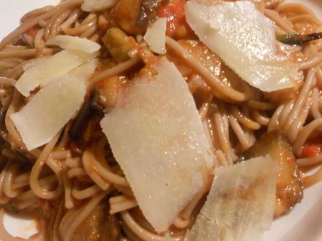 Рецепт гречневой лапши с баклажанами, томатами и красным вином