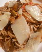 Гречневая лапша с баклажанами, томатами и красным вином