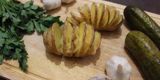 Картофель гармошкой с салом