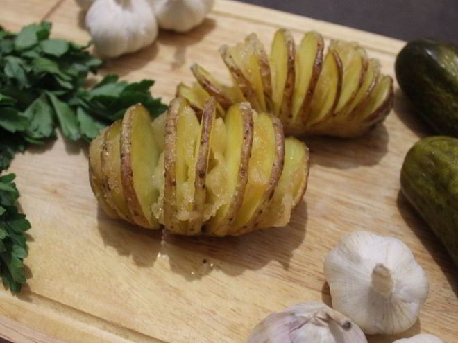 Рецепт картофеля гармошкой с салом