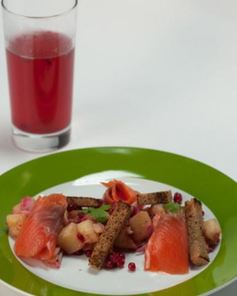 Картофель с брусникой и слабосоленым лососем