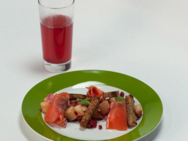 Рецепт картофеля с брусникой и слабосоленым лососем