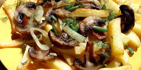 Картофель с грибами на сковороде