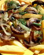 Картофель с грибами на сковороде