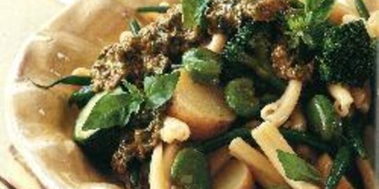 Картофель с пастой, овощами и песто