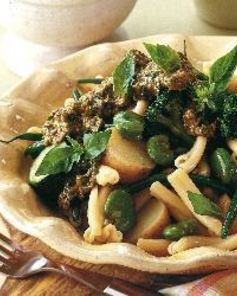 Картофель с пастой, овощами и песто