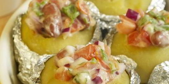 Картофель с помидорами, фасолью и зеленью