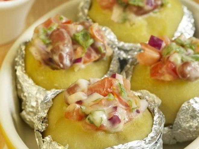 Рецепт картофеля с помидорами, фасолью и зеленью