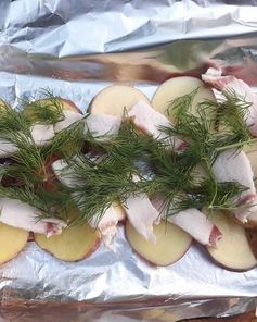 Картофель с салом и укропом на мангале