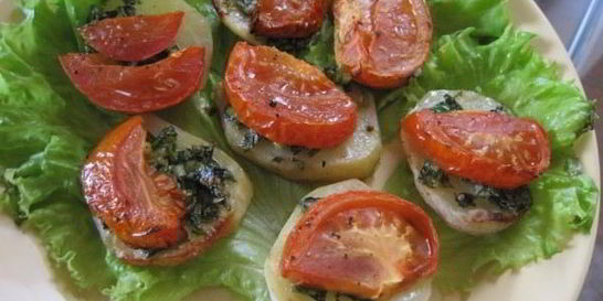 Картофель в духовке с помидорами