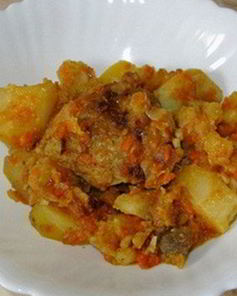 Картошка с куриными бедрышками и шампиньонами в мультиварке