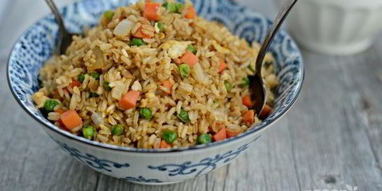 Коричневый рис с яйцом и овощами