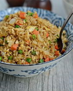 Коричневый рис с яйцом и овощами