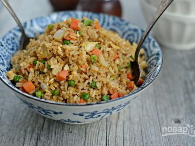 Рецепт коричневого риса с яйцом и овощами