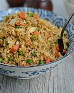 Коричневый рис с яйцом и овощами