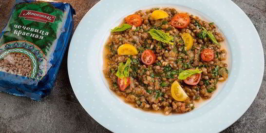 Красная чечевица с томатами и шпинатом