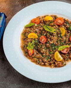 Красная чечевица с томатами и шпинатом