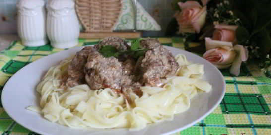 Лапша с мясными фрикадельками в молочном соусе